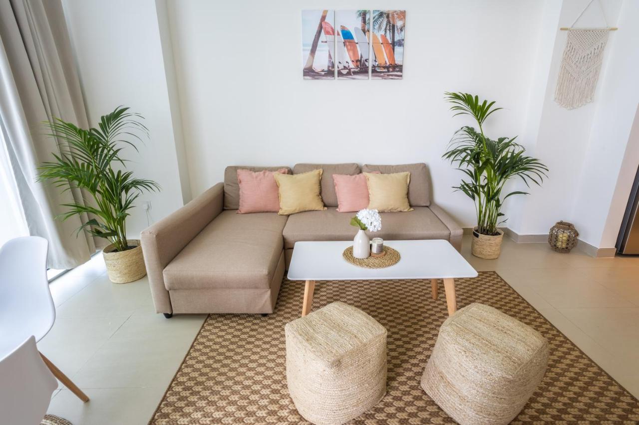 דובאי Waves Holiday Home - Waterfront Apartment With Breathtaking Sea Views מראה חיצוני תמונה