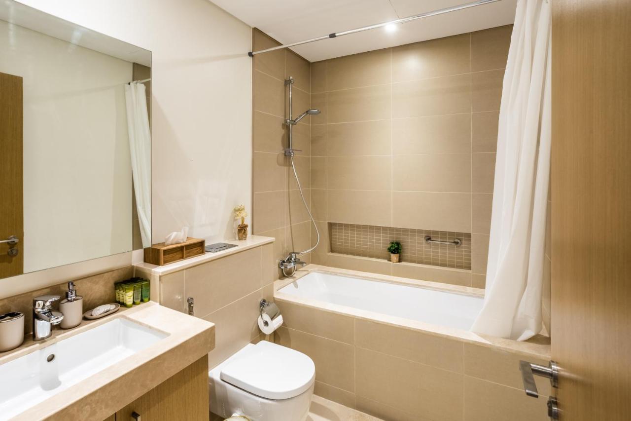 דובאי Waves Holiday Home - Waterfront Apartment With Breathtaking Sea Views מראה חיצוני תמונה