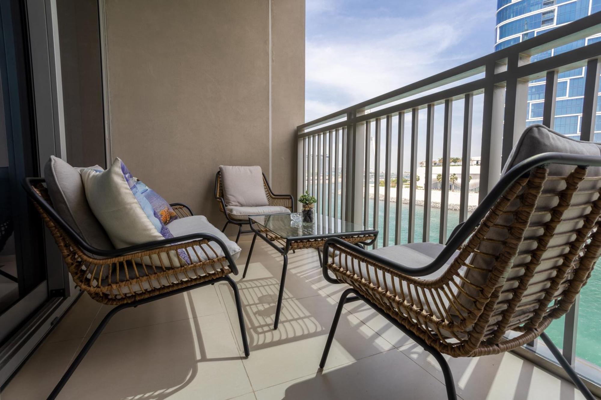 דובאי Waves Holiday Home - Waterfront Apartment With Breathtaking Sea Views מראה חיצוני תמונה
